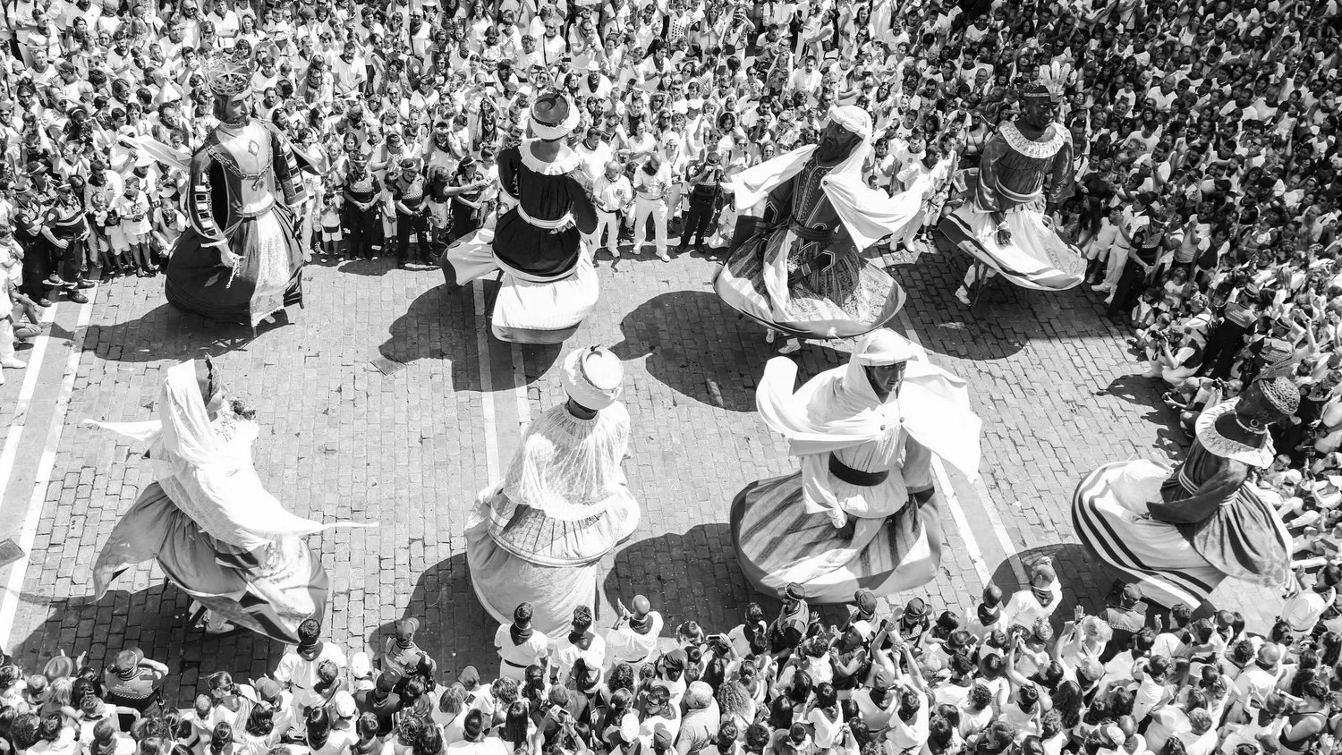 Black-and-white photo of a large crowd gathered outdoors